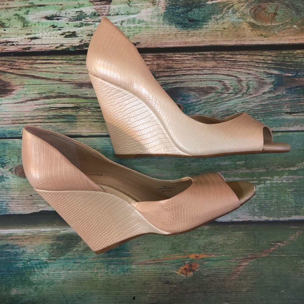 Gianni Bini Pearlized Cream Wedges 8